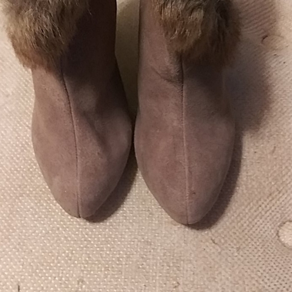 COLIN STUART BEIGE SUEDE AND FUR BOOTIES - Picture 5 of 10